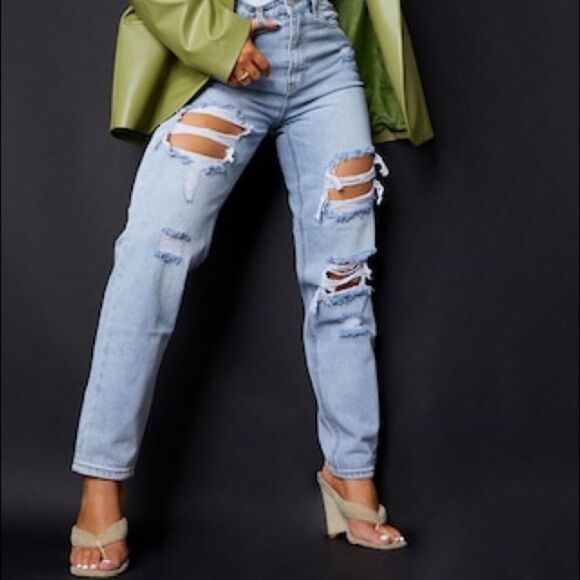 ✨HP✨PRETTYLITTLETHING Light Wash Ripped Mom Jeans✨ - Picture 8 of 9